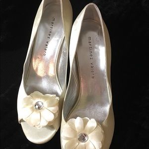 NEW Martinez Valero Poppy Pump - Ivory/cream